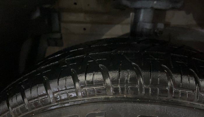 2014 Maruti Swift VXI, Petrol, Manual, 45,577 km, Left Front Tyre Tread