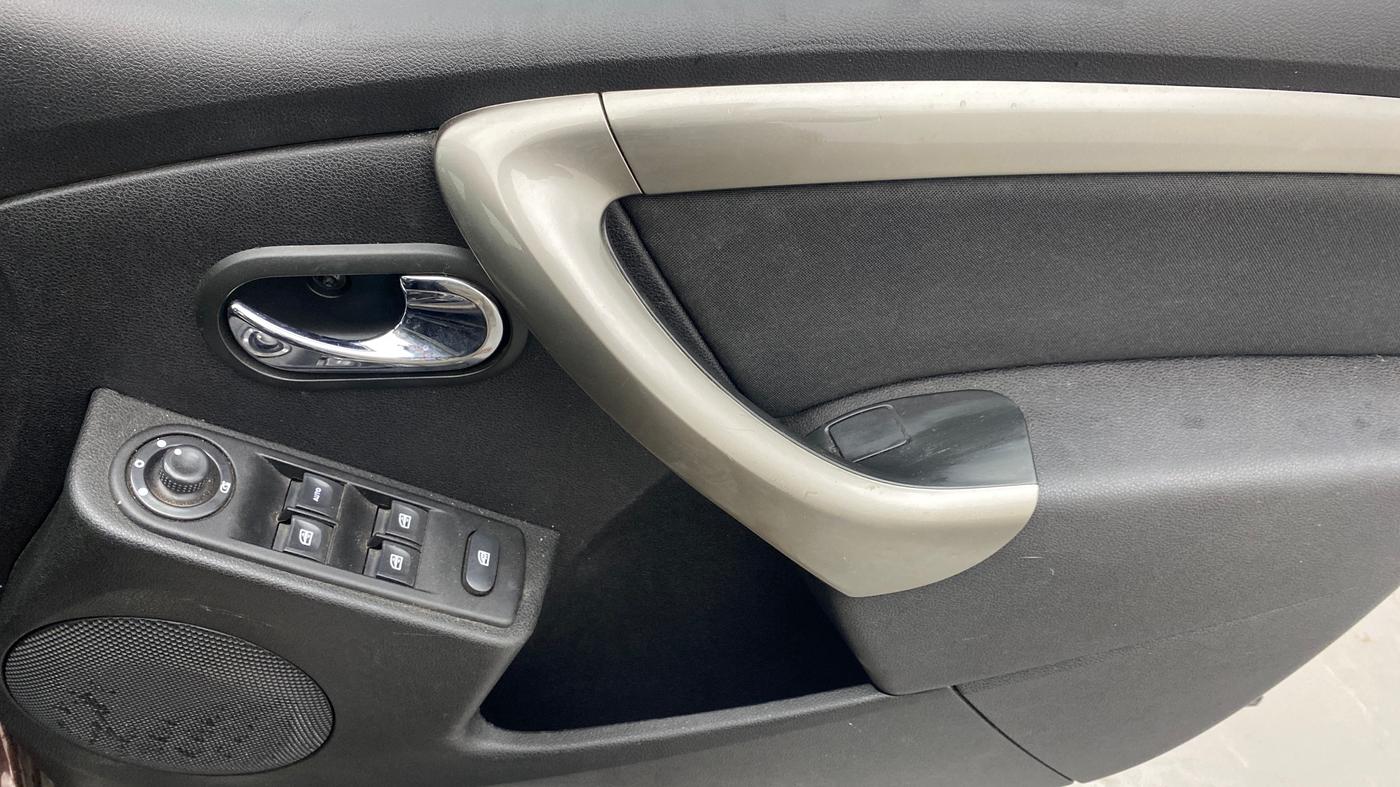2021 Renault Duster RXZ 1.5 PETROL MT, Petrol, Manual, 37,454 km, Driver Side Door Panels Control