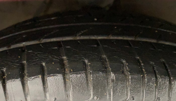 2016 Hyundai i10 MAGNA 1.1, Petrol, Manual, 28,023 km, Right Front Tyre Tread