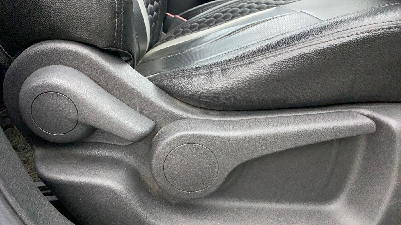 2019 Nissan Kicks XV 1.5, Petrol, Manual, 48,187 km, Driver Side Adjustment Panel