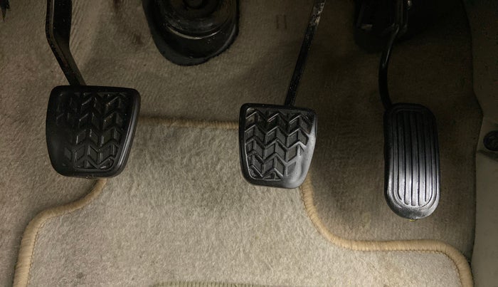 2011 Toyota Innova 2.5 G4 7 STR, Diesel, Manual, 86,818 km, Pedals