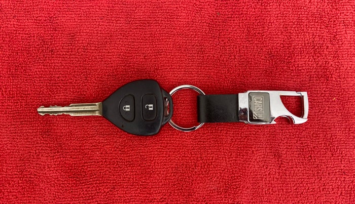 2011 Toyota Innova 2.5 G4 7 STR, Diesel, Manual, 86,818 km, Key Close Up