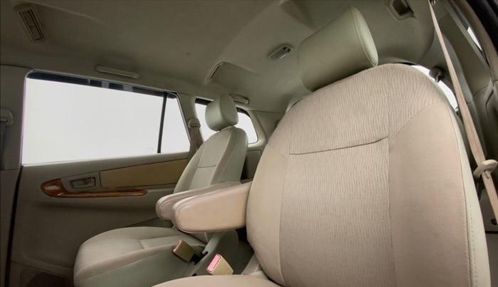 2011 Toyota Innova 2.5 G4 7 STR, Diesel, Manual, 86,818 km, Right Side Rear Door Cabin