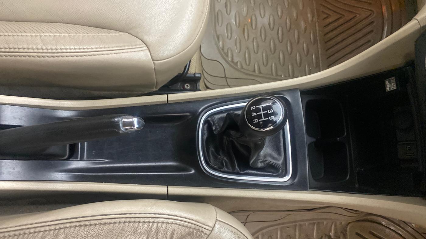 2017 Maruti Ciaz ZDI+ SHVS, Diesel, Manual, 1,04,344 km, Gear Lever