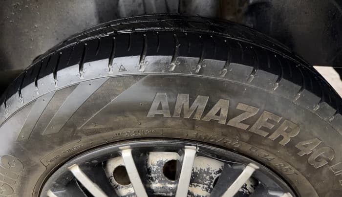 2018 Maruti Swift LXI, CNG, Manual, 88,167 km, Left Rear Tyre Tread