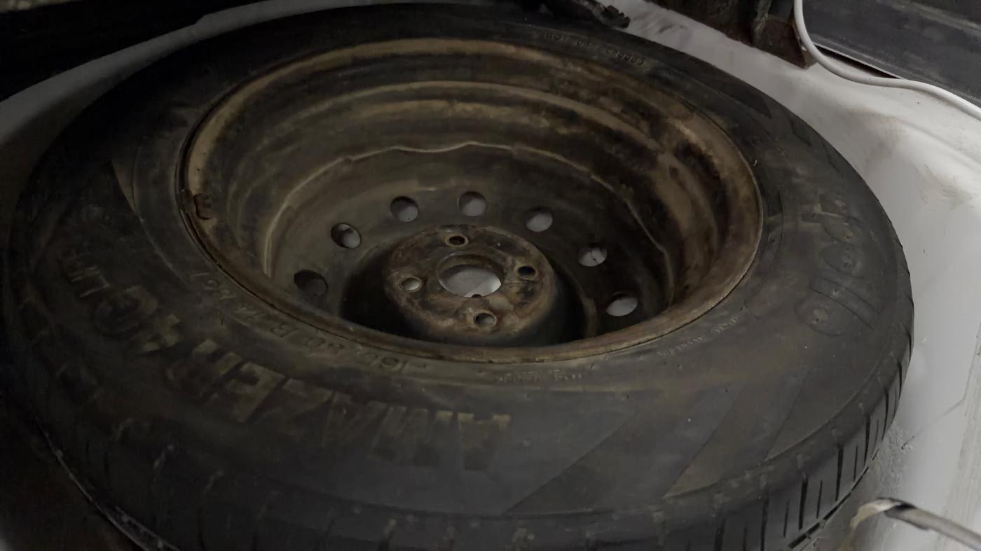 2018 Maruti Swift LXI, CNG, Manual, 88,201 km, Spare Tyre