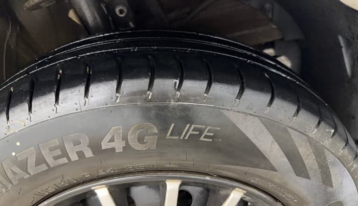 2018 Maruti Swift LXI, CNG, Manual, 88,167 km, Right Front Tyre Tread
