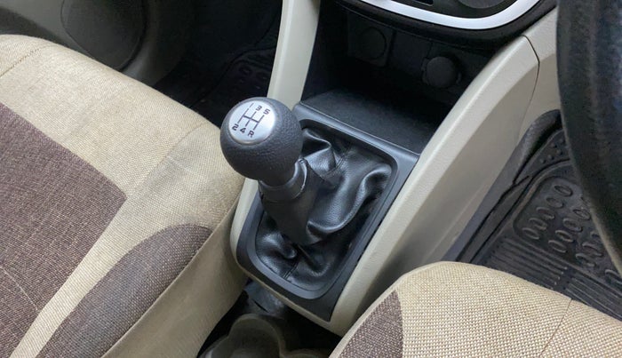 2015 Maruti Celerio VXI, Petrol, Manual, 1,22,188 km, Gear lever - Boot cover slightly torn