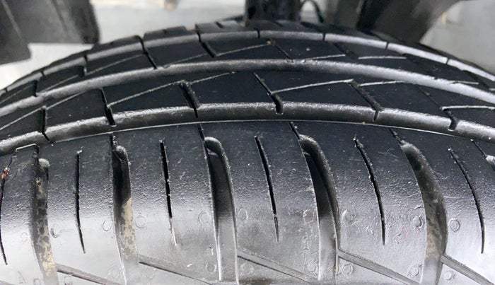2021 Renault Kwid RXT, Petrol, Manual, 7,037 km, Left Front Tyre Tread