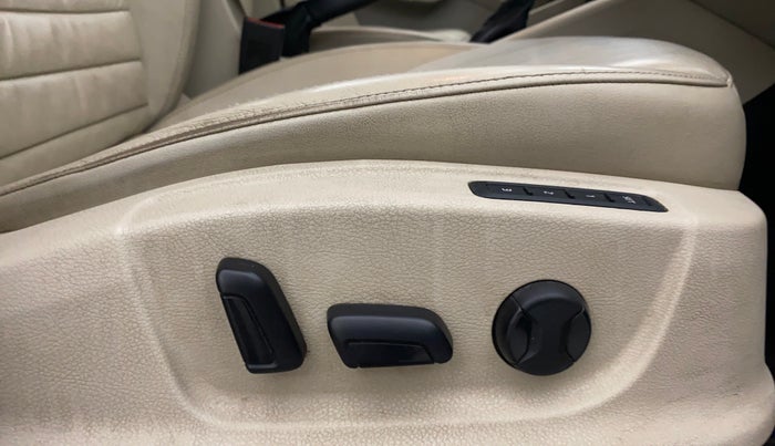 2017 Skoda Octavia STYLE PLUS AT 1.8 TSI, Petrol, Automatic, 1,14,712 km, Driver Side Adjustment Panel