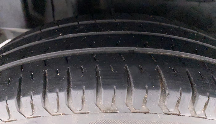 2017 Maruti Dzire VXI, Petrol, Manual, 39,213 km, Right Rear Tyre Tread