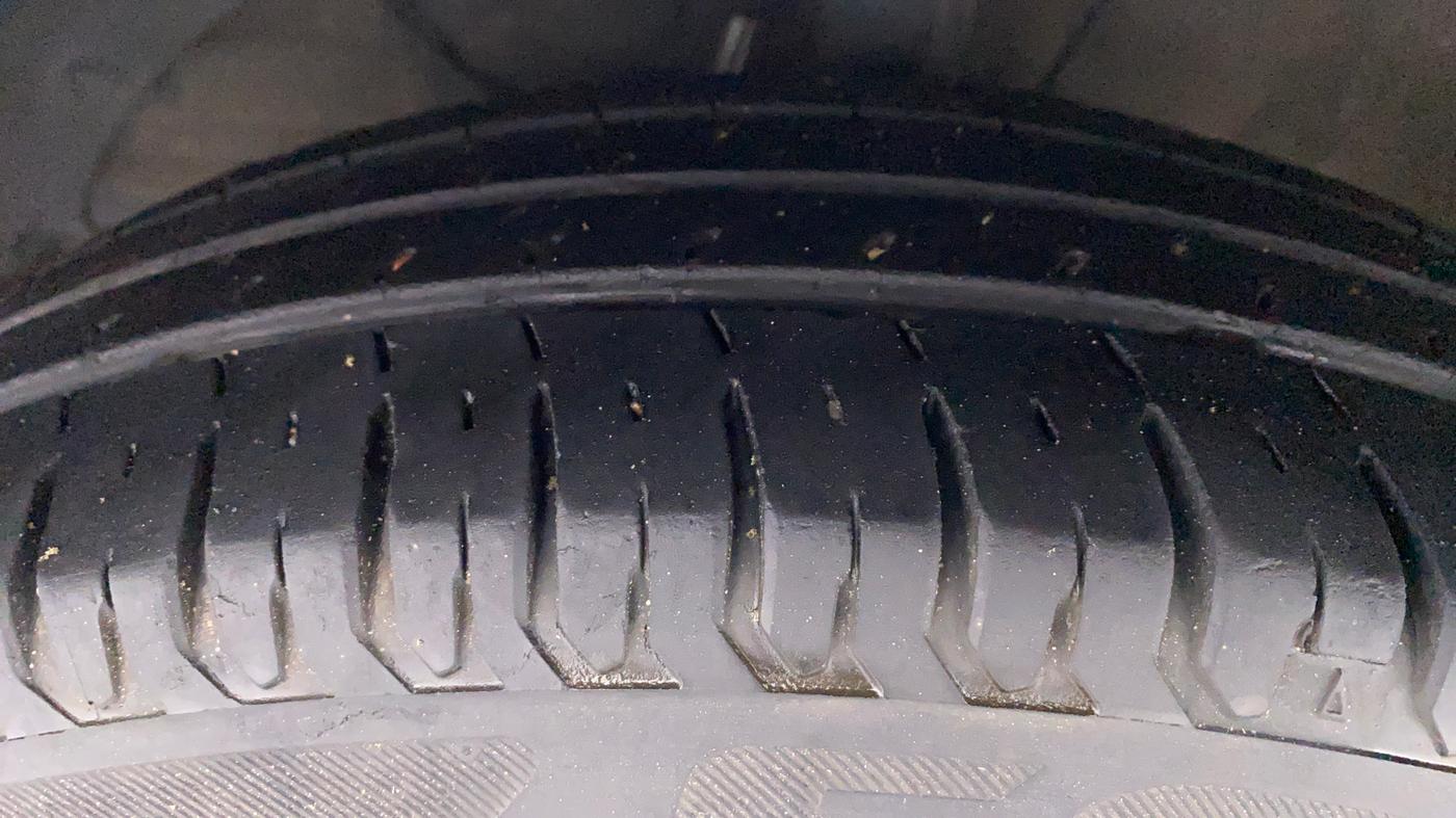 2017 Maruti Dzire VXI, Petrol, Manual, 39,213 km, Left Front Tyre Tread