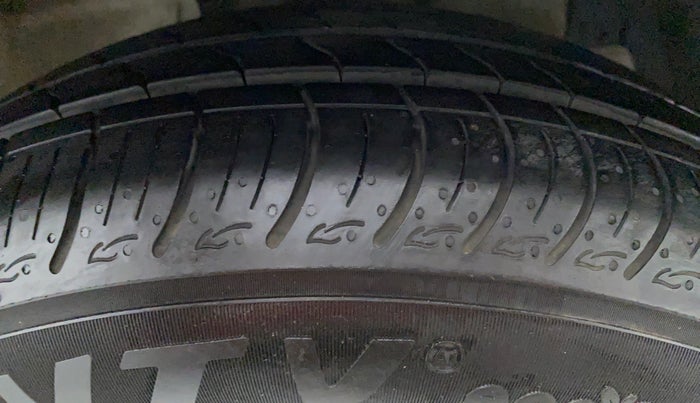 2017 Maruti Ciaz ZETA 1.4 VVT, Petrol, Manual, 69,569 km, Right Front Tyre Tread