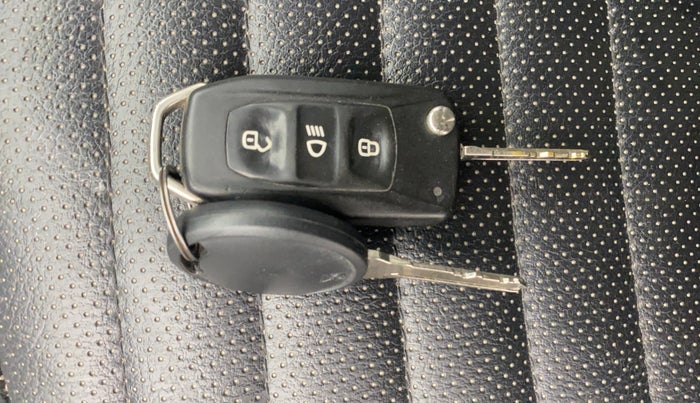 2017 Tata Tiago XM PETROL, Petrol, Manual, 1,04,640 km, Key Close Up