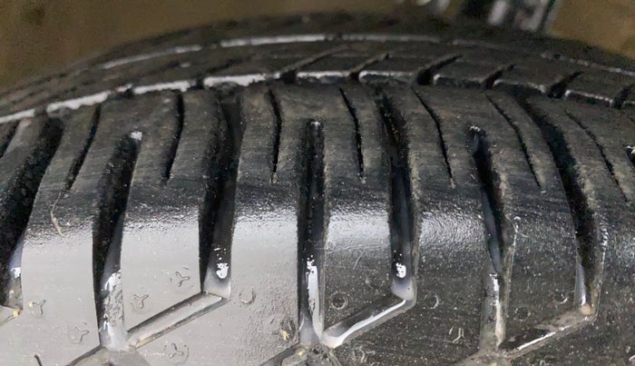 2012 Maruti Swift VXI, Petrol, Manual, 45,422 km, Right Front Tyre Tread
