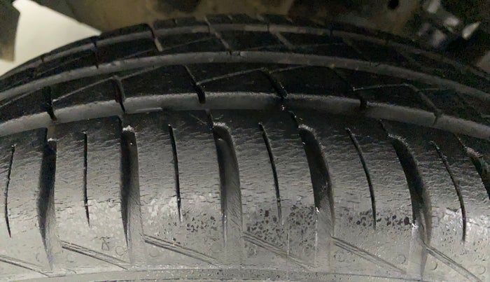 2020 Renault Kwid CLIMBER 1.0 AMT (O), Petrol, Automatic, 25,218 km, Left Front Tyre Tread