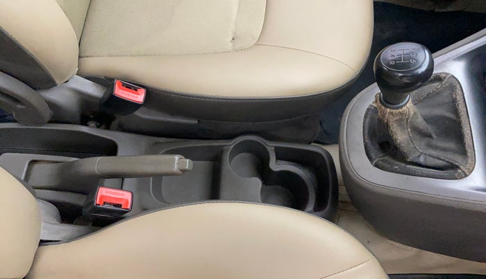 2016 Hyundai i10 SPORTZ 1.1, CNG, Manual, 1,13,611 km, Gear Lever