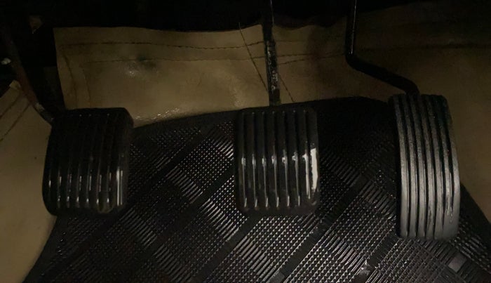 2016 Hyundai i10 SPORTZ 1.1, CNG, Manual, 1,13,611 km, Pedals