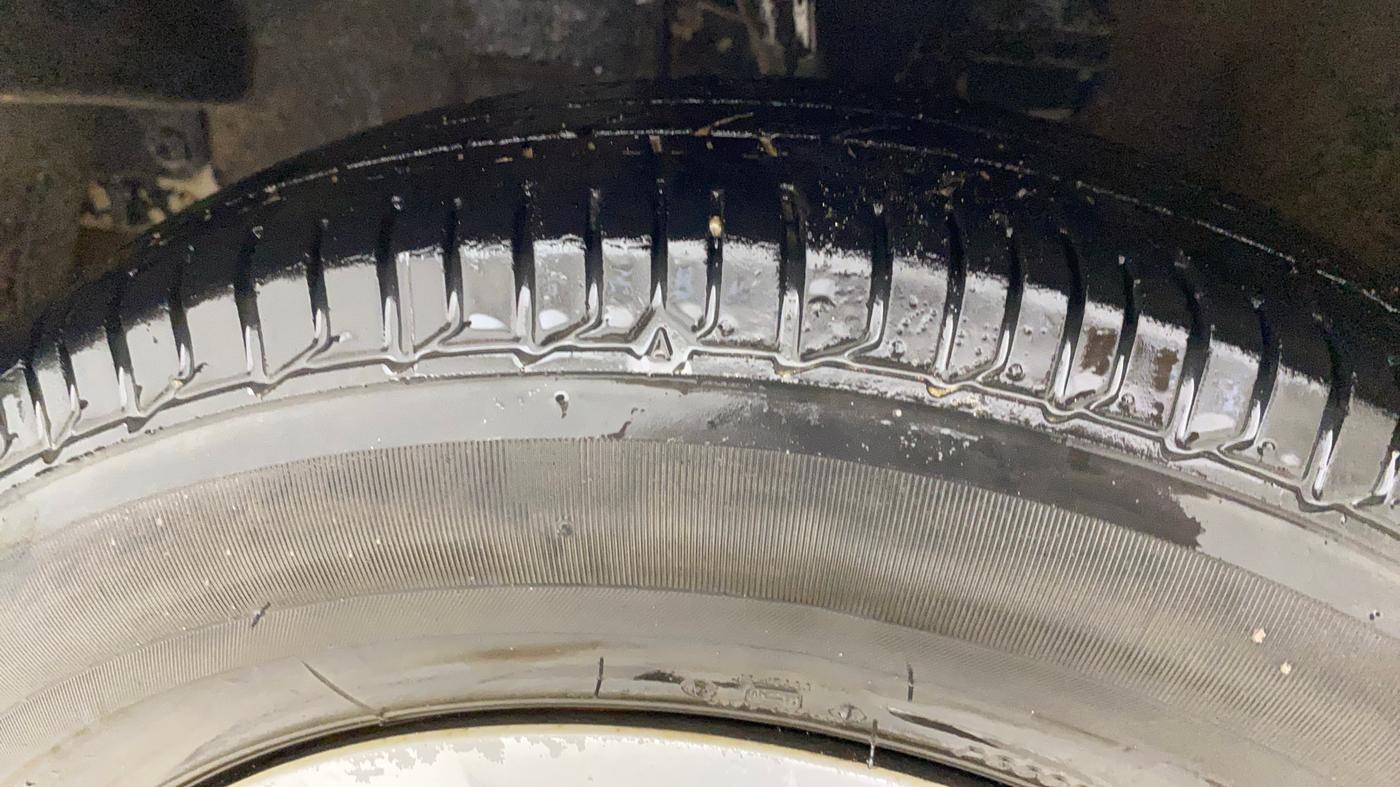 2016 Hyundai i10 SPORTZ 1.1, CNG, Manual, 1,13,611 km, Left Front Tyre Tread
