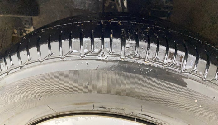 2016 Hyundai i10 SPORTZ 1.1, CNG, Manual, 1,13,611 km, Left Front Tyre Tread