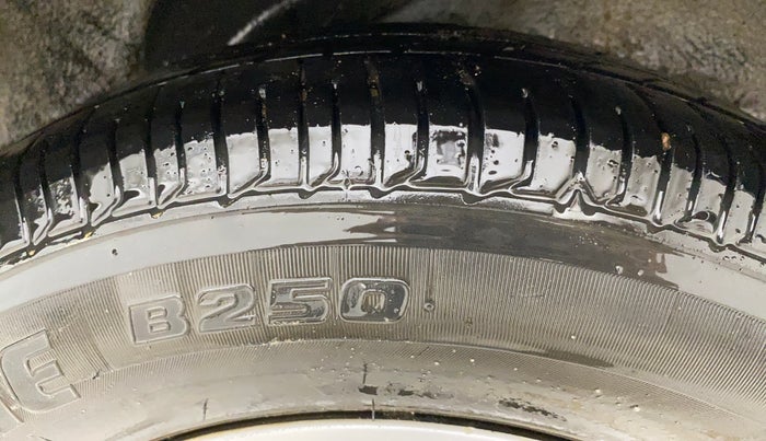 2016 Hyundai i10 SPORTZ 1.1, CNG, Manual, 1,13,611 km, Left Rear Tyre Tread