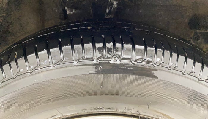 2016 Hyundai i10 SPORTZ 1.1, CNG, Manual, 1,13,611 km, Right Front Tyre Tread