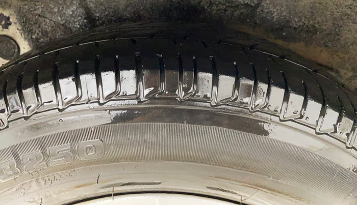 2016 Hyundai i10 SPORTZ 1.1, CNG, Manual, 1,13,611 km, Right Rear Tyre Tread