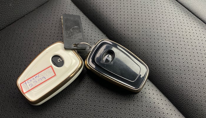 2020 Tata Harrier XZA PLUS 2.0L DARK EDITION, Diesel, Automatic, 1,15,220 km, Key Close Up