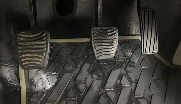 2021 Mahindra XUV300 W8 1.2 PETROL, Petrol, Manual, 55,848 km, Pedals