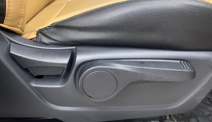 2021 Mahindra XUV300 W8 1.2 PETROL, Petrol, Manual, 55,848 km, Driver Side Adjustment Panel