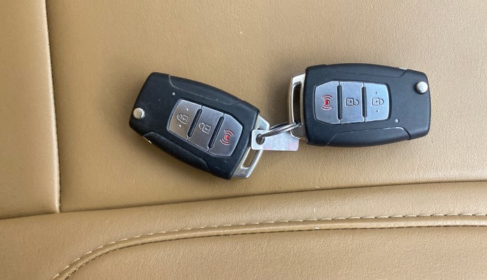 2021 Mahindra XUV300 W8 1.2 PETROL, Petrol, Manual, 55,848 km, Key Close Up