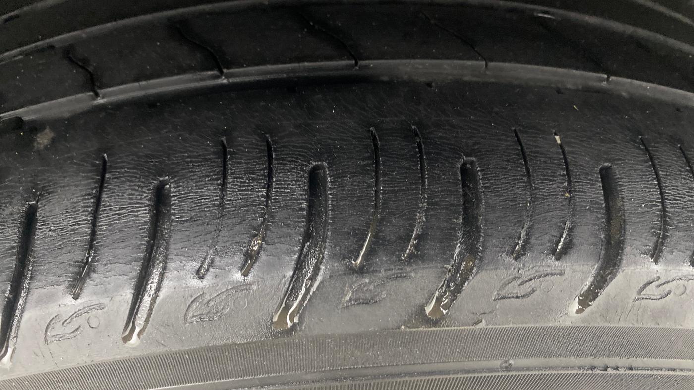 2021 Mahindra XUV300 W8 1.2 PETROL, Petrol, Manual, 55,848 km, Right Rear Tyre Tread