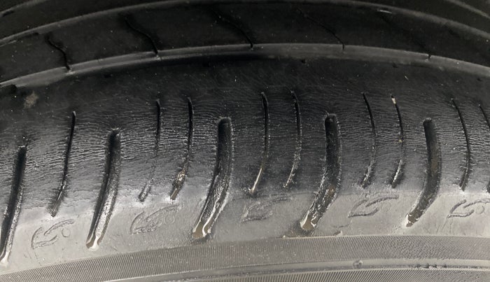 2021 Mahindra XUV300 W8 1.2 PETROL, Petrol, Manual, 55,848 km, Right Rear Tyre Tread