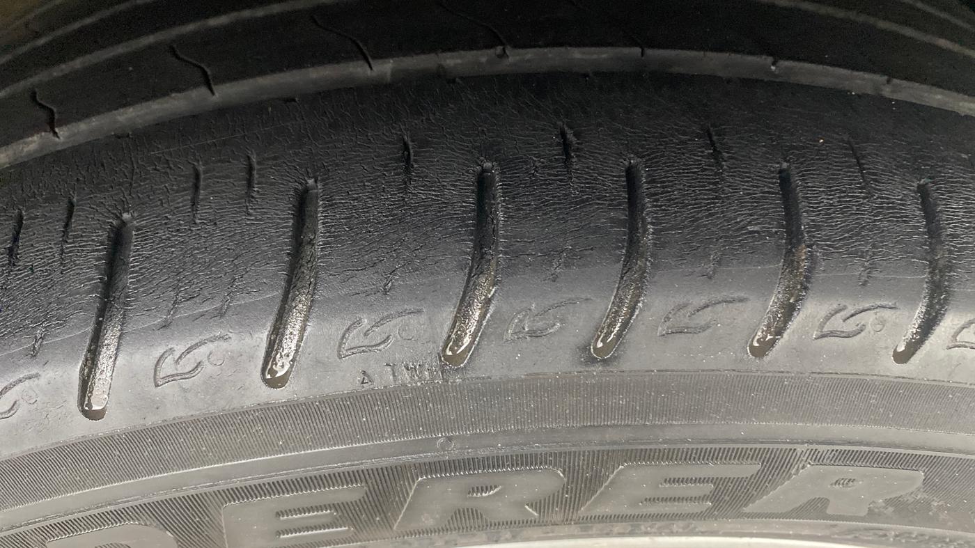 2021 Mahindra XUV300 W8 1.2 PETROL, Petrol, Manual, 55,848 km, Right Front Tyre Tread