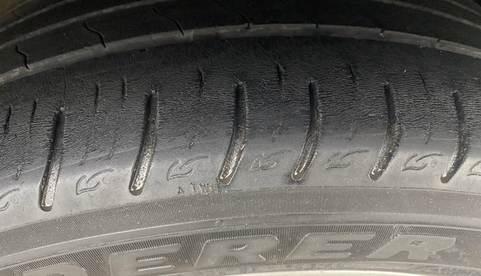 2021 Mahindra XUV300 W8 1.2 PETROL, Petrol, Manual, 55,848 km, Right Front Tyre Tread