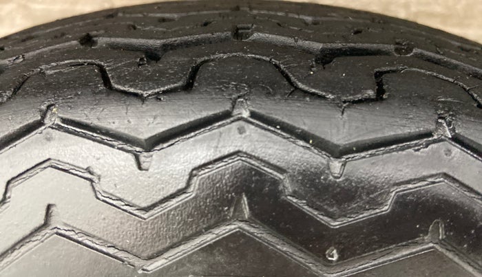 2015 Maruti OMNI E STD, Petrol, Manual, 220 km, Left Rear Tyre Tread