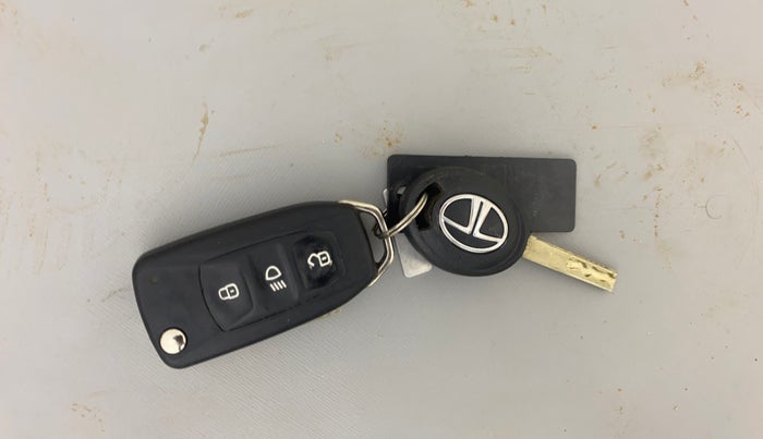 2018 Tata NEXON XM PETROL, Petrol, Manual, 91,949 km, Key Close Up