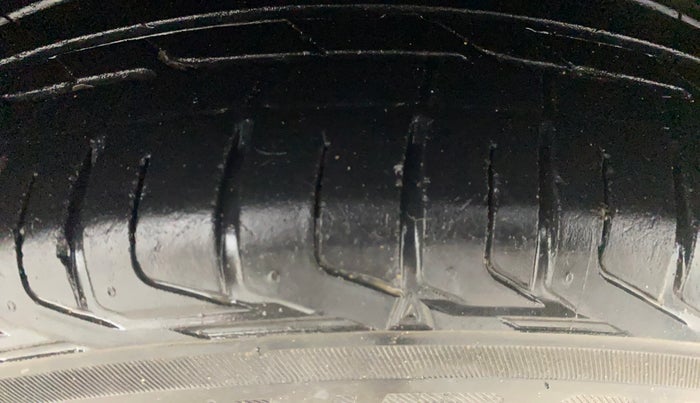 2018 Tata NEXON XM PETROL, Petrol, Manual, 91,949 km, Right Front Tyre Tread