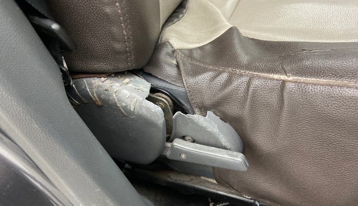 2015 Maruti Alto 800 LXI, Petrol, Manual, 72,308 km, Driver seat - Folding lever cover has minor damage