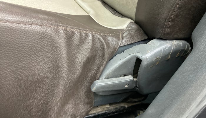 2015 Maruti Alto 800 LXI, Petrol, Manual, 72,308 km, Front left seat (passenger seat) - Folding lever cover has minor damage