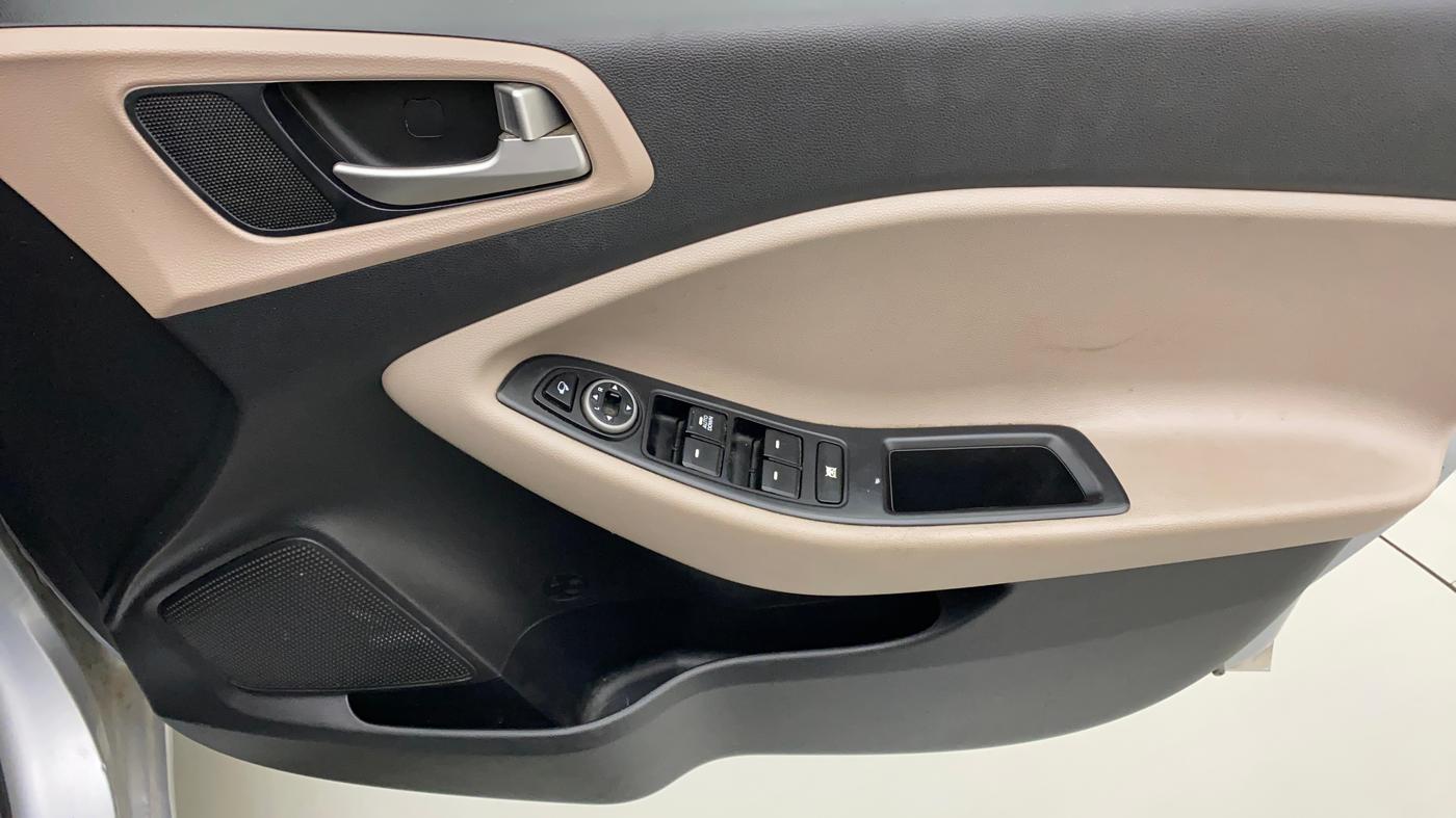 2020 Hyundai Elite i20 SPORTZ PLUS 1.2, CNG, Manual, 75,324 km, Driver Side Door Panels Control