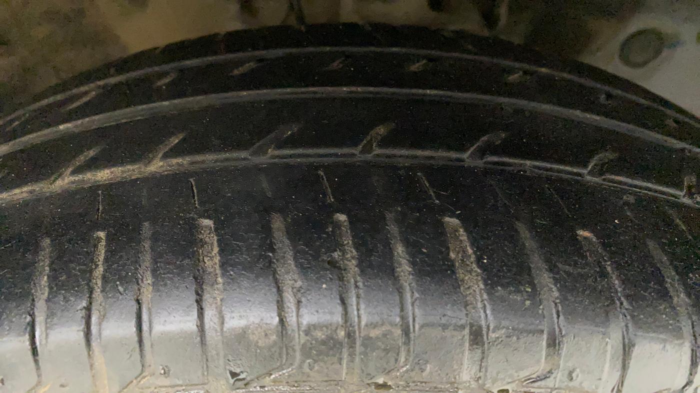 2020 Hyundai Elite i20 SPORTZ PLUS 1.2, CNG, Manual, 75,324 km, Right Front Tyre Tread