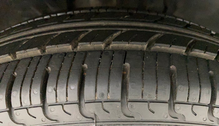 2016 Renault Kwid RXT 1.0 AMT (O), Petrol, Automatic, 44,929 km, Right Front Tyre Tread