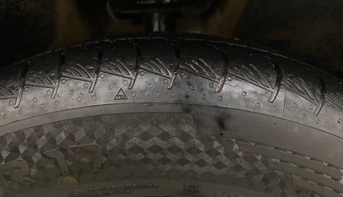 2019 MG HECTOR SHARP 1.5 DCT PETROL DUAL TONE, Petrol, Automatic, 73,696 km, Right Front Tyre Tread