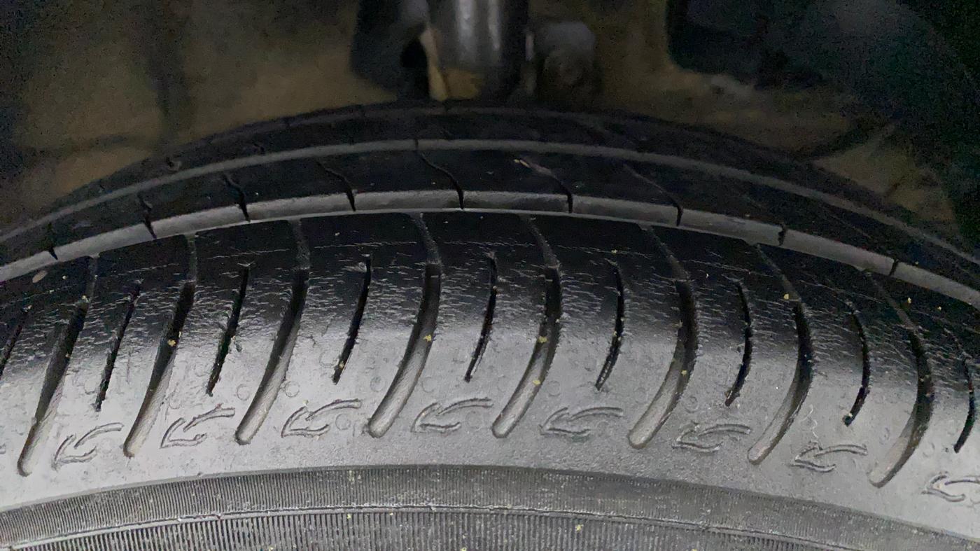 2021 Maruti Baleno DELTA PETROL 1.2, Petrol, Manual, 38,512 km, Right Front Tyre Tread