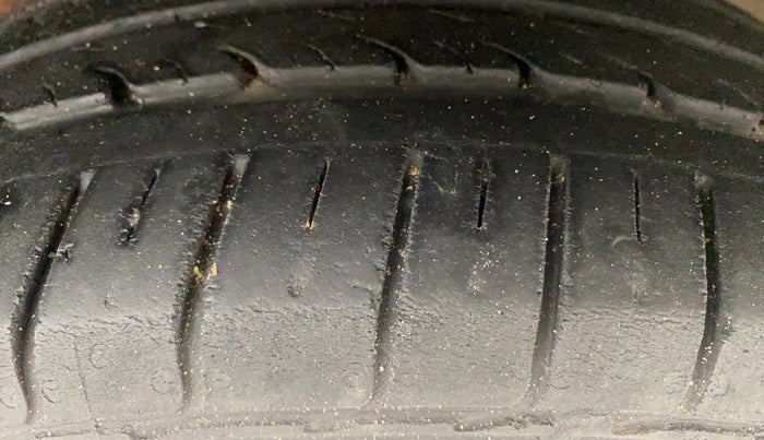 2014 Volkswagen Polo HIGHLINE1.2L, Petrol, Manual, 63,715 km, Right Front Tyre Tread