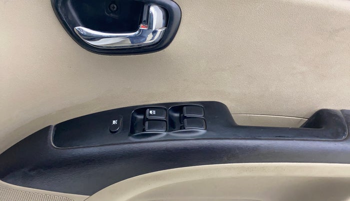 2014 Hyundai i10 SPORTZ 1.1, Petrol, Manual, 96,969 km, Driver Side Door Panels Control