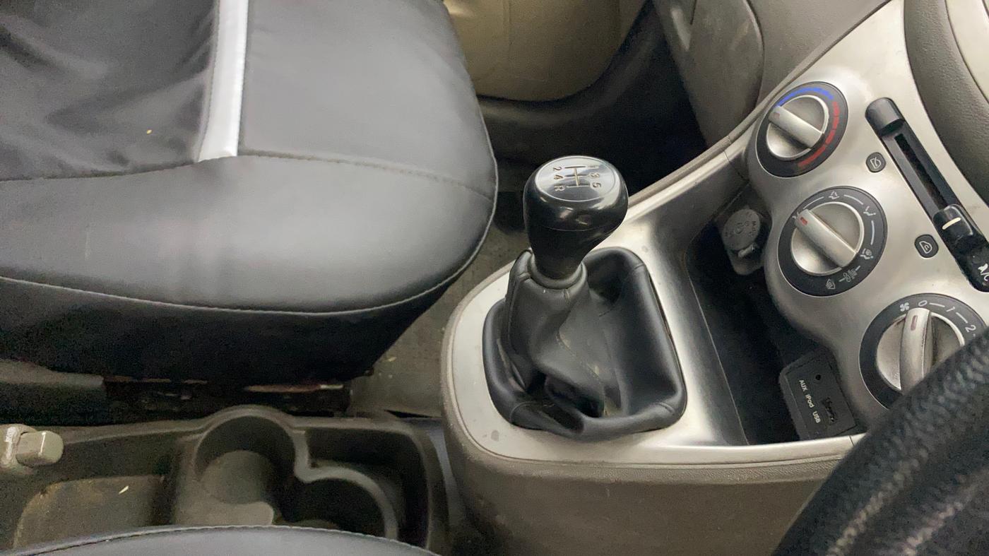 2014 Hyundai i10 SPORTZ 1.1, Petrol, Manual, 96,933 km, Gear Lever