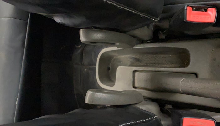 2014 Hyundai i10 SPORTZ 1.1, Petrol, Manual, 96,969 km, Driver Side Adjustment Panel