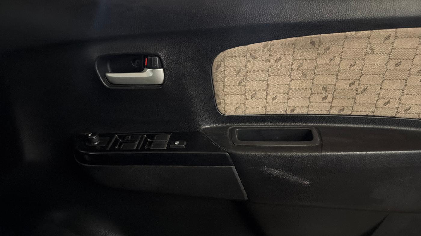2017 Maruti Wagon R 1.0 VXI, Petrol, Manual, 28,201 km, Driver Side Door Panels Control